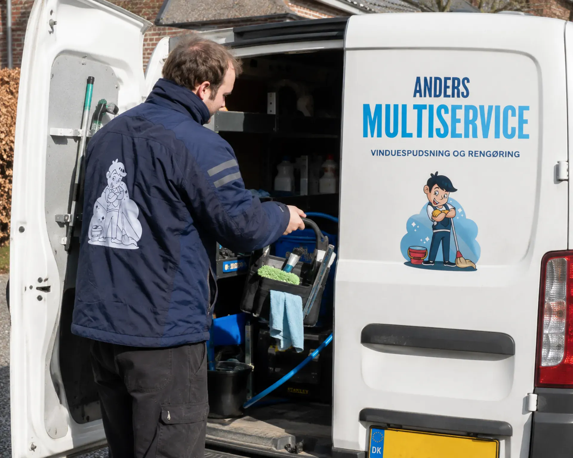 Anders Multiservice vinduespudsning og rengøring på en servicebil.